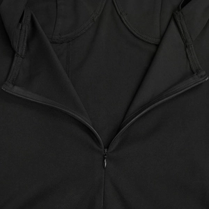 Gros plan détaillé d'une fermeture éclair invisible et coutures sur robe noire