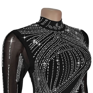 Detailansicht des schwarzen Netz-Kleides mit glitzernden Strasssteinen und Stehkragen