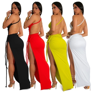 Détail de la robe maxi en quatre couleurs avec fente haute et dos nu sexy à lacets