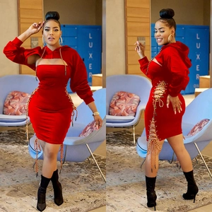 Rotes zweiteiliges Damen-Set mit kurzem Hoodie und seitlich geschnürtem Minirock