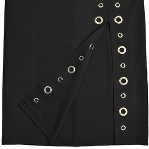 Détail d'une robe noire élégante montrant la fente latérale avec des œillets dorés
