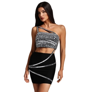Détail du haut court noir asymétrique et mini-jupe à paillettes argentées scintillantes