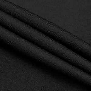 Vue macro du tissu en maille noire montrant des plis diagonaux élégants et une texture fine