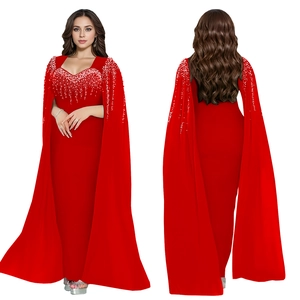 Détails d'une robe de soirée rouge avec strass brillants et manches style cape élégantes