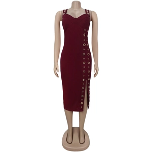 Détail de robe bordeaux sans manches à décolleté cœur avec œillets et fente latérale