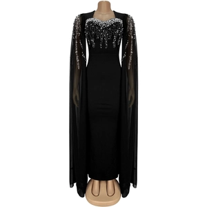 Détails de robe de soirée noire élégante avec perles brodées et châle fluide intégré
