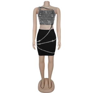 Détail de l'ensemble haut court et mini-jupe noir avec motifs spirales en strass