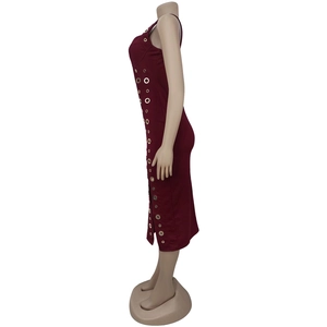 Détail de la robe sans manches bordeaux ajustée avec œillets métalliques dorés sur le côté