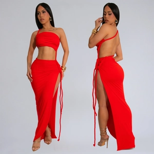 Ensemble sexy rouge haut asymétrique et jupe longue avec fente haute pour femme en soirée