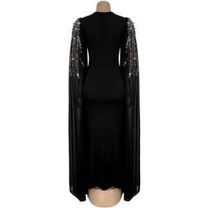 Détails des strass scintillants et perles sur les manches de la robe de soirée noire