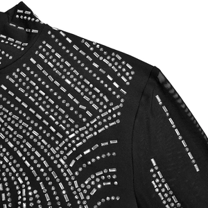 Detailansicht der silbernen Strasssteine und Mesh-Einsätze am schwarzen Kleid
