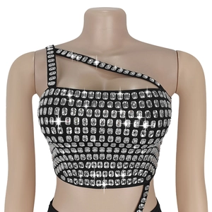Détail du haut de soirée noir avec strass denses et design à bandoulière asymétrique