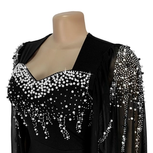 Détails de strass scintillants et perles élégantes sur cette robe de soirée noire chic