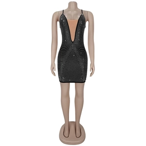 Détail de l'empiècement en mesh en V et strass argentés sur une mini-robe noire
