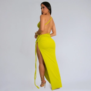 Détail du haut croisé citron vert et jupe longue fendue avec lien de taille tressé