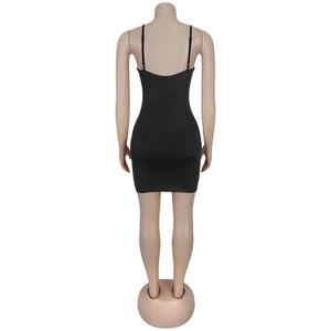 Vue arrière d'une mini robe moulante noire avec fermeture éclair invisible et bretelles