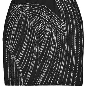 Nahaufnahme von silbernen Strassmustern auf einem sexy schwarzen Mesh-Bodycon-Kleid