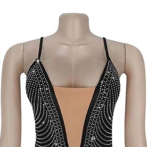 Détail de la robe noire à col en V avec mesh transparent et motifs de strass argentés brillants