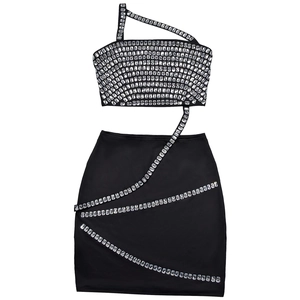 Détail de l'ensemble moulant noir avec strass carrés argentés et bretelles asymétriques