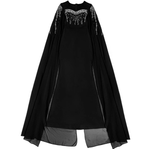Détail d'une robe cape noire élégante avec perles blanches brodées au niveau de l'encolure