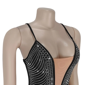 Détail du body noir avec strass argentés et décolleté en V en maille transparente sur mannequin