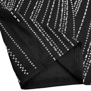 Detailansicht der silbernen Strasssteine und Pailletten auf schwarzem Mesh-Kleid