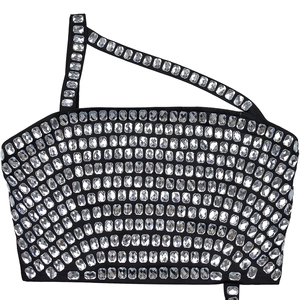 Détail du haut court noir asymétrique orné de rangées de strass carrés étincelants
