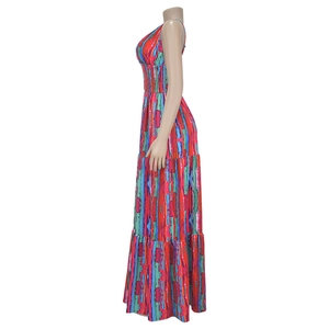 Detail eines Boho-Maxikleids mit bunten Streifen und gesmokter Taille am Oberteil
