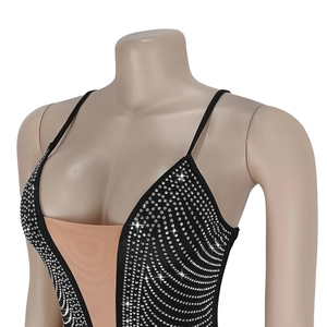 Détail d'un body noir moulant avec strass argentés en vagues et décolleté plongeant en V