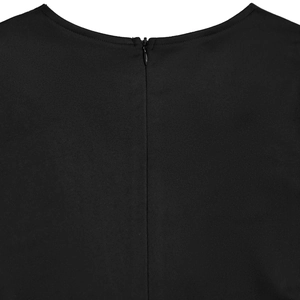 Détail du col arrière montrant une fermeture éclair invisible sur une robe noire élégante