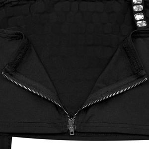 Gros plan détaillé d'une robe noire avec fermeture éclair métallique et strass brillants