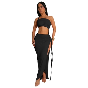 Détail de la fente latérale haute et des franges décoratives de cet ensemble maxi noir
