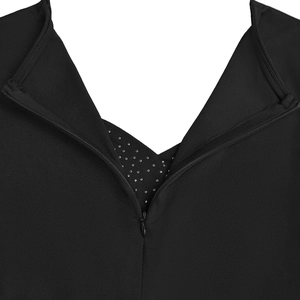 Détail d'une robe de soirée noire avec fermeture éclair invisible et strass brillants au dos