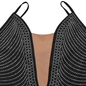 Détail du col en V profond avec strass brillants et empiècement en maille chair