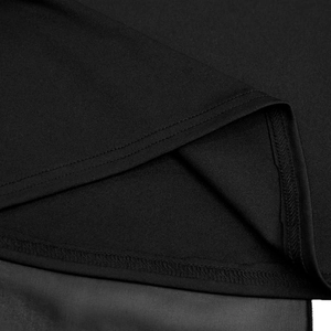 Vue macro des coutures à double aiguille et finition sur le tissu de robe noire