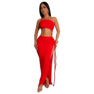 Détail d'un ensemble rouge avec top asymétrique et jupe longue fendue sur le côté