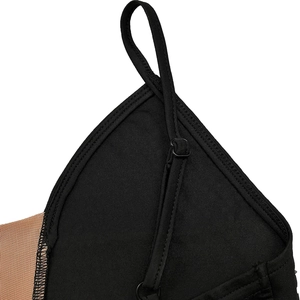 Détail des fines bretelles noires réglables avec coutures précises et empiècement en dentelle
