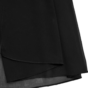 Détail de l'ourlet d'une robe en mousseline noire avec finition de bord cousue à la machine