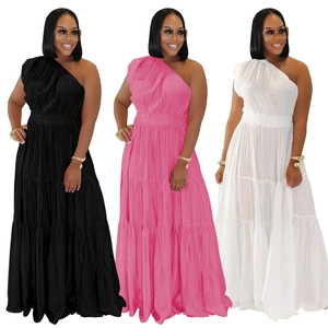 Robe longue élégante à épaules dénudées avec taille cintrée en noir, rose et blanc