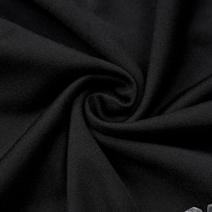 Gros plan macro sur un tissu tricoté noir avec une texture de pli en spirale détaillée