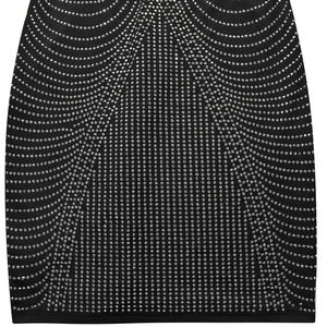 Détail du tissu noir avec des motifs ondulés symétriques de strass argentés brillants