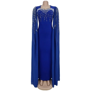 Détail de robe de soirée bleu roi avec glands en strass et manches cape élégantes