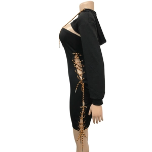 Detail der seitlichen Schnürung an schwarzem Strick-Langarmkleid und Kapuzenpullover-Set