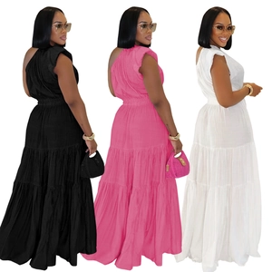 Détails de robes longues à volants en noir, rose et blanc avec tissu texturé chic