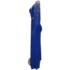 Détail d'une robe de soirée bleu roi ornée de perles blanches et de strass étincelants