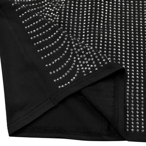 Détail macro du motif vagues en strass argentés sur tulle noir avec couture d'ourlet