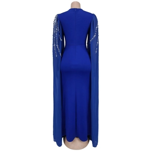 Vue arrière d'une robe de soirée bleu roi avec perles aux épaules et manches cape