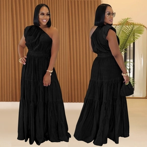 Robe longue noire élégante à une épaule et volants avec taille cintrée pour femme