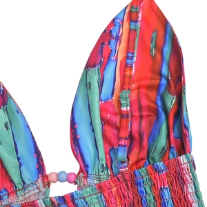 Makro-Detail des mehrfarbigen Neckholder-Tops mit Zierperlen und gerafften Nähten