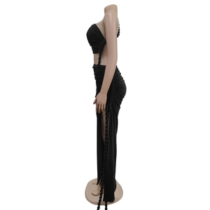Détail du haut bandeau noir et de la jupe longue froncée avec fente latérale et cordon
